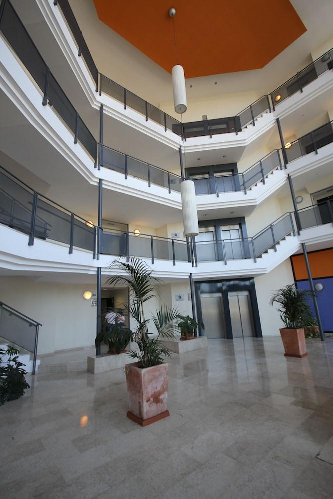 Apartamentos Vertice Sevilla Aljarafe Bormujos Kültér fotó